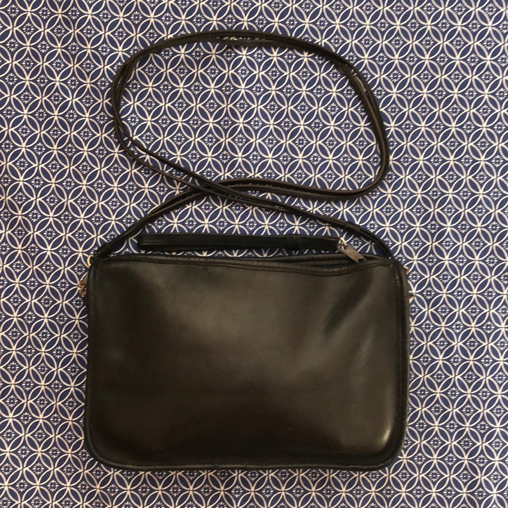 Navy blue leather purse, copy of vintage Coach style. Removable shoulder strap